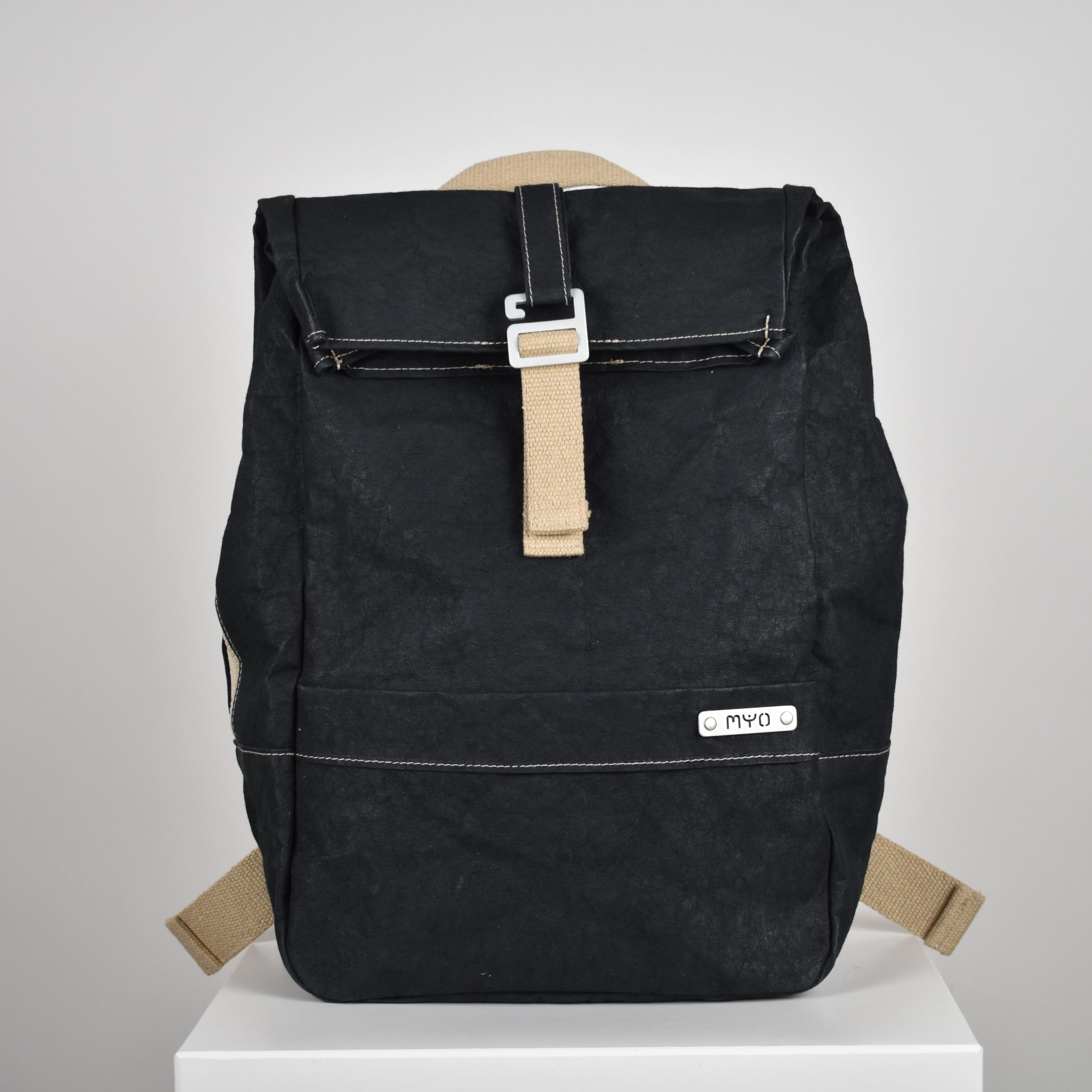 zaino-unisex-in-carta-nero-1