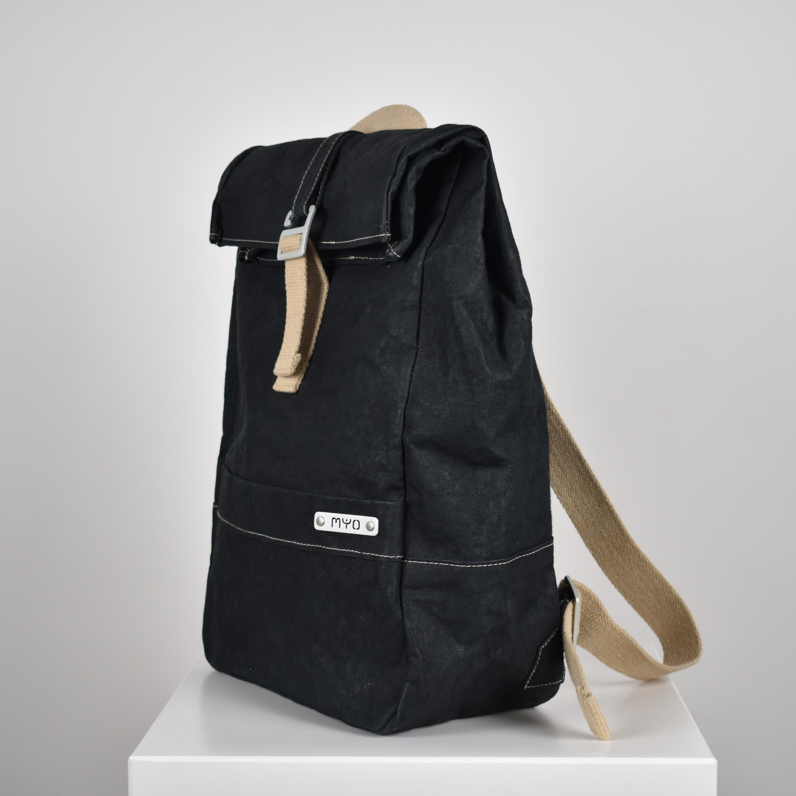 zaino-unisex-in-carta-nero-2