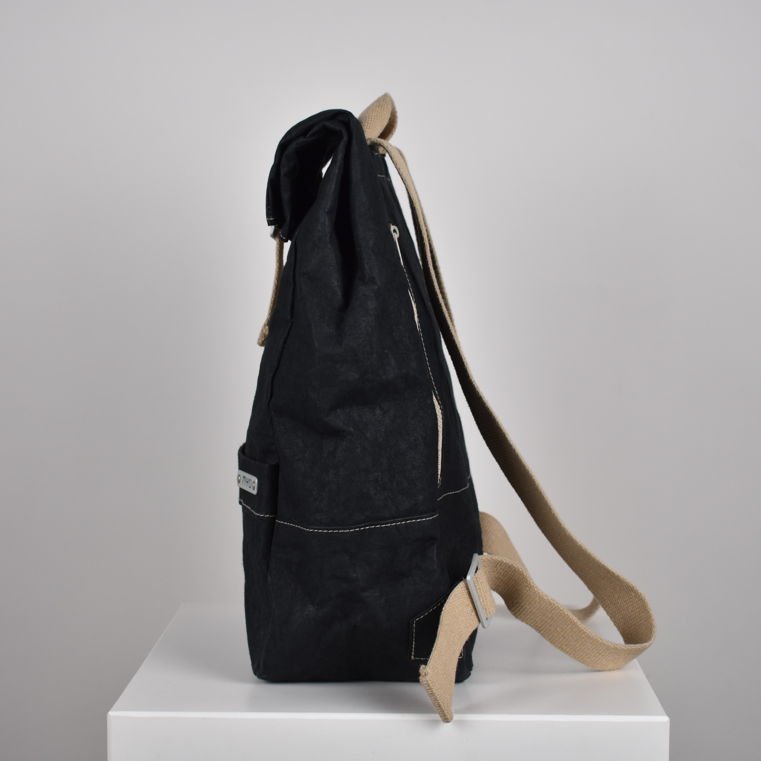 zaino-unisex-in-carta-nero-3