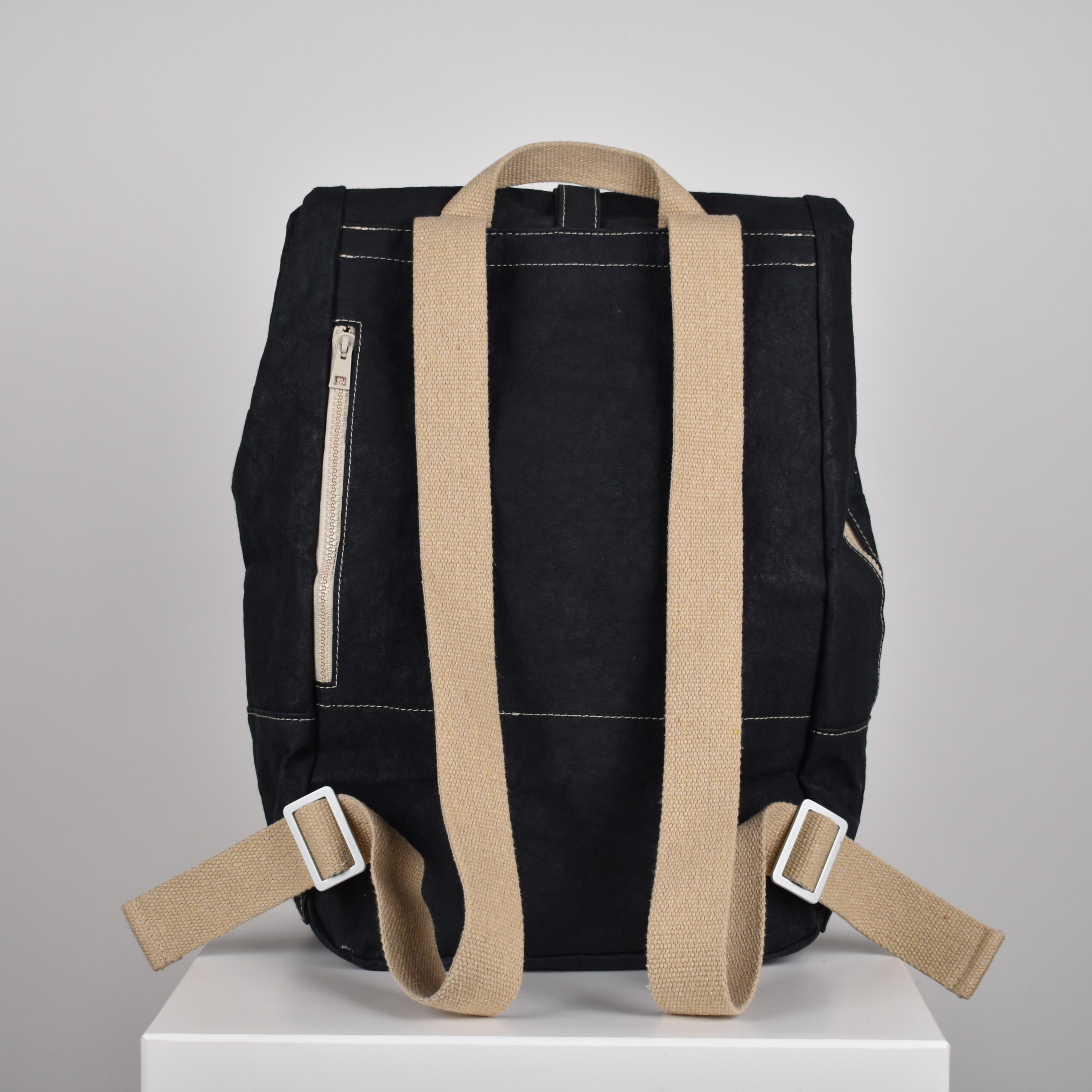 zaino-unisex-in-carta-nero-4