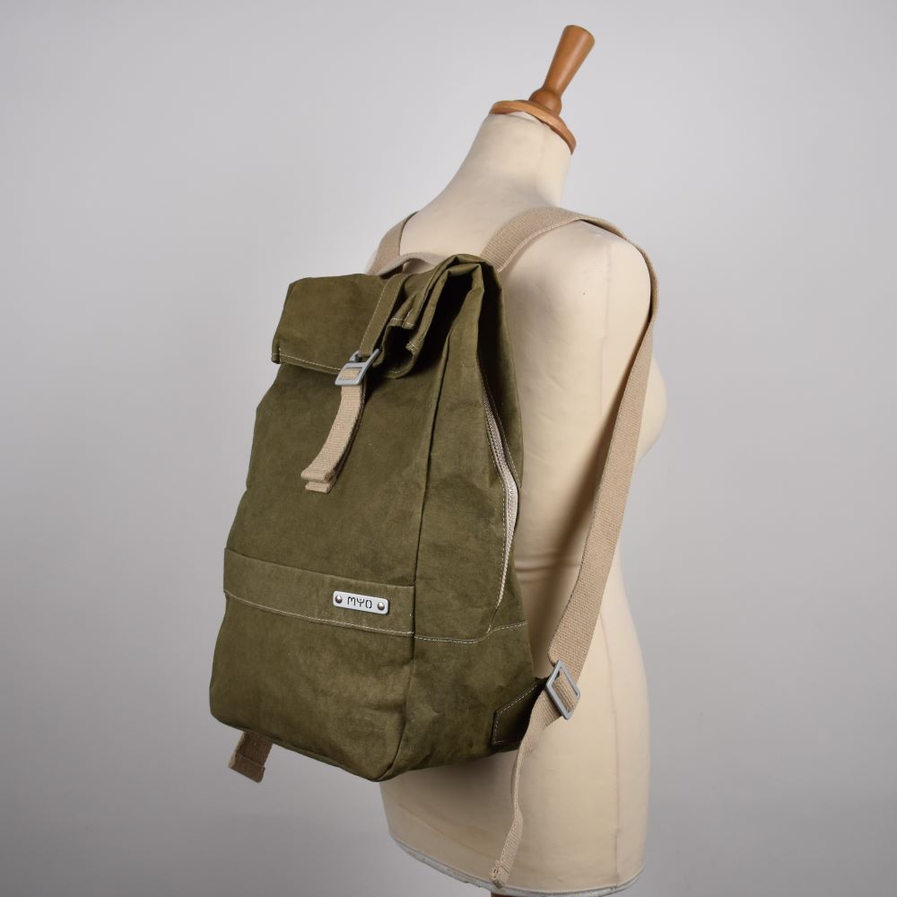 zaino-unisex-in-carta-verde-oliva-2